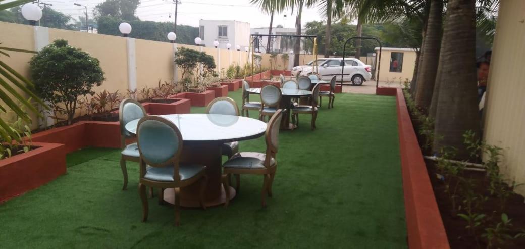 Hotel Aristro Lonavala Exteriör bild