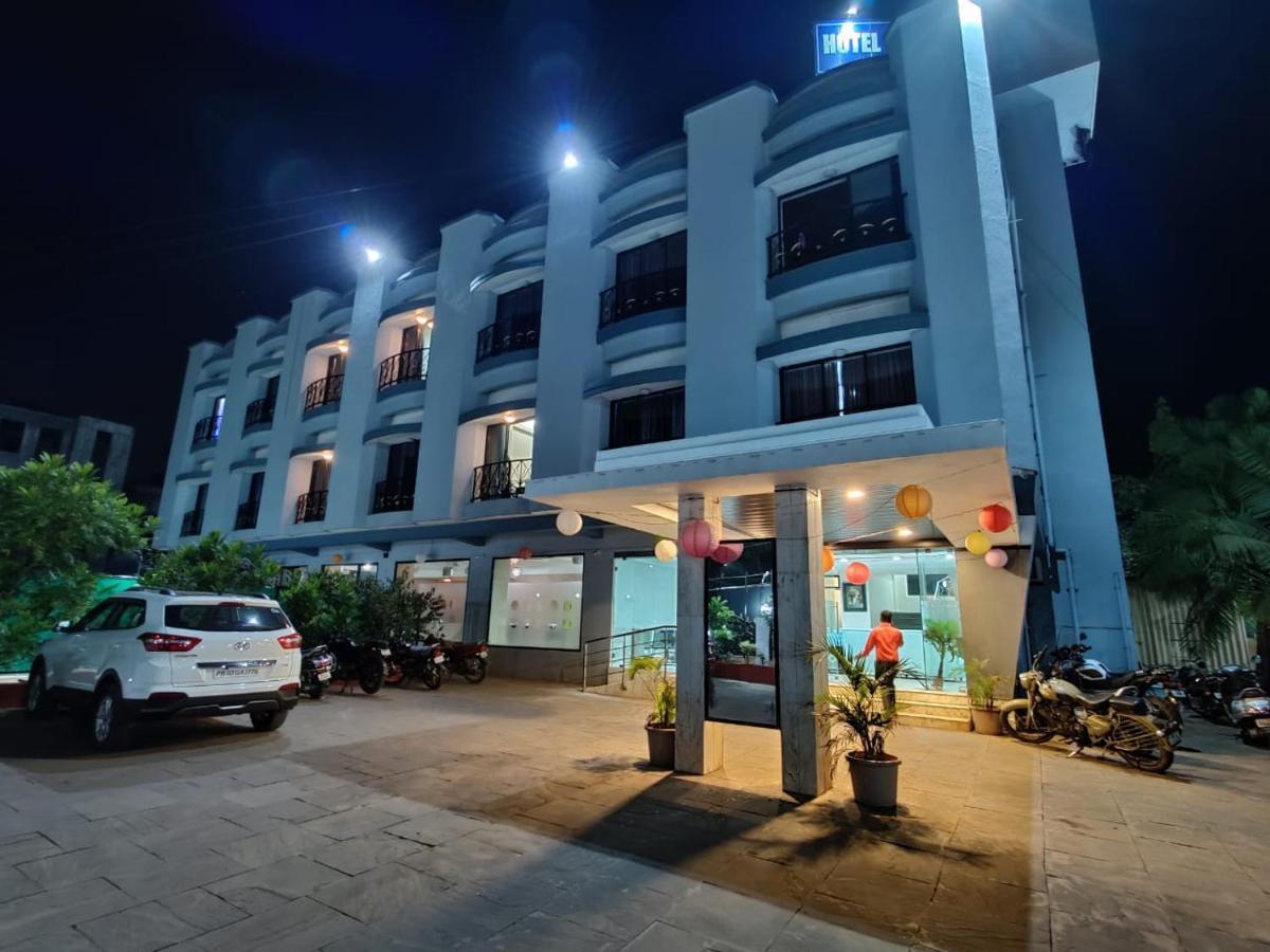 Hotel Aristro Lonavala Exteriör bild