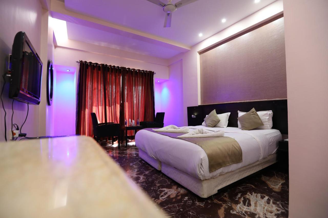 Hotel Aristro Lonavala Exteriör bild