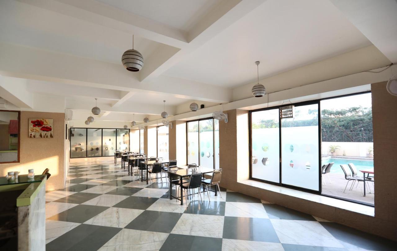 Hotel Aristro Lonavala Exteriör bild
