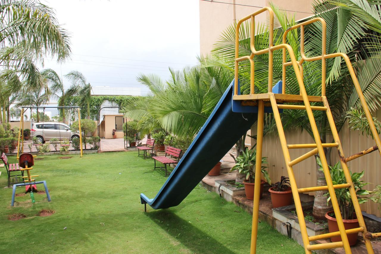 Hotel Aristro Lonavala Exteriör bild