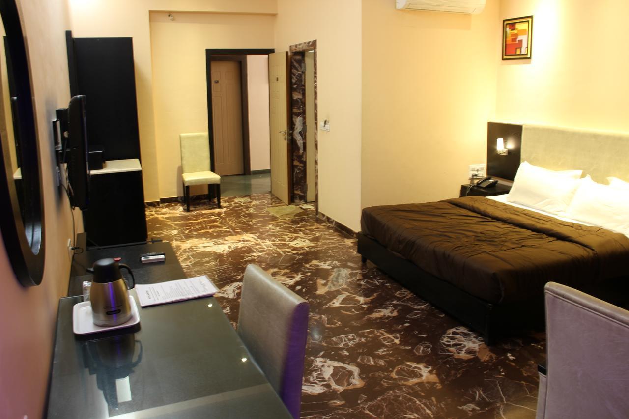 Hotel Aristro Lonavala Exteriör bild